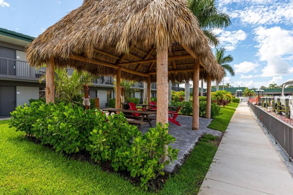 Апартаменты Waterfront, Pool, Tiki Bar & Grill, Gym, Location! Сарасота Экстерьер фото